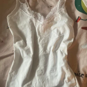 Linnea med spets - Ett fint linne med spets som ej kommer till användning. Orginellt en storek M men sydd till Xs-s