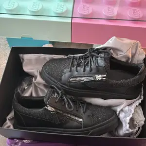 Giuseppe zanotti sneakers storlek 38  Andvönda 2 gånger  Köpte för 6000 i Italien  Kartong  Dustbag 