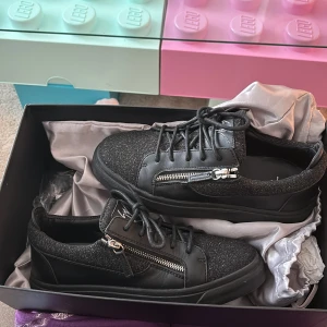 Giuseppe zanotti sneakers  - Giuseppe zanotti sneakers storlek 38  Andvönda 2 gånger  Köpte för 6000 i Italien  Kartong  Dustbag 