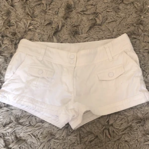 Lågmidjade shorts  - Köpta på en loppis. De är från h&m på 2000-talet❤️ jag har satt in ett snöre så att man kan dra åt i midjan om de sitter löst men man kan även ta ut snöret