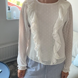 Blus  - En jätte söt blus från Gina tricot Tröjan är som ny då den ej används och bara ligger i garderoben 