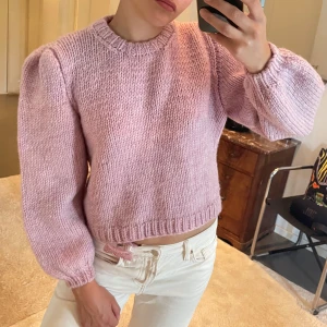 Ull stickad tröja  - Så söt rosa stickad tröja med puffärmar!💕 I ull, saknar lapp med storlek men sitter bra på mig som brukar ha S🙏🏻