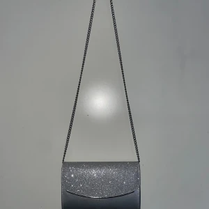 Silvrig vöska - Söt silvrig axelremsväska 