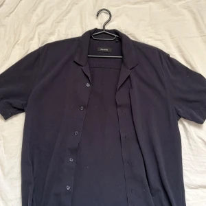 Kortärmad skjorta - Riktigt fin marinblå kortärmad skjorta från Matinique. Storlek S, men passar även M. Har endast använts cirka 3-4 gånger och är som nyskick. Bara att skriva om du undrar nåt eller vill ha fler bilder.  Nypris: 699kr