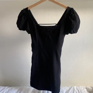 svart klänning - svart klänning från zara med öppning i ryggen