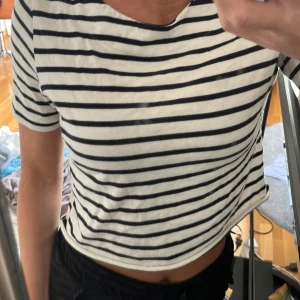 Randig t-shirt - Säljer min fina randiga t-shirt då den inte kommer till användning 💕