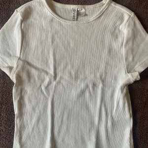 basic white top  - Grundläggande topp. Jag använde den bara ett fåtal gånger, ser fortfarande ny ut och ingen fläck 💓