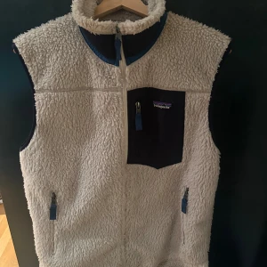Patagonia väst - Säljer nu min patagonia fleece väst som är perfekt nu för hösten. Själva västen är i 10/10 skick och har inga skador. Säljer den då jag inte använder den så mycket längre.