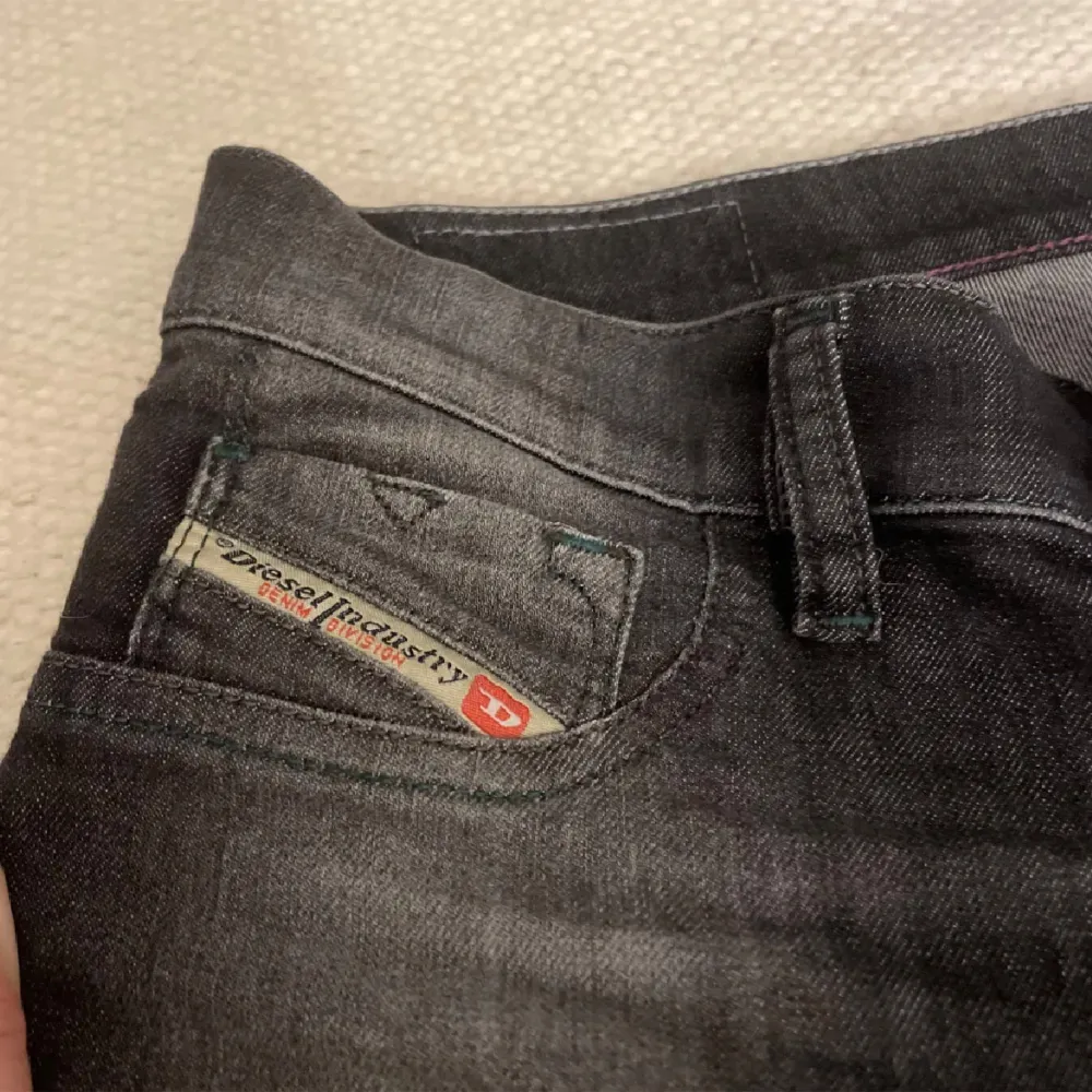 Lågmidjade disel jeans som tyvärr är försmå för mig i midjan.  W28 Innerbenslängd 77 cm. Jeans & Byxor.