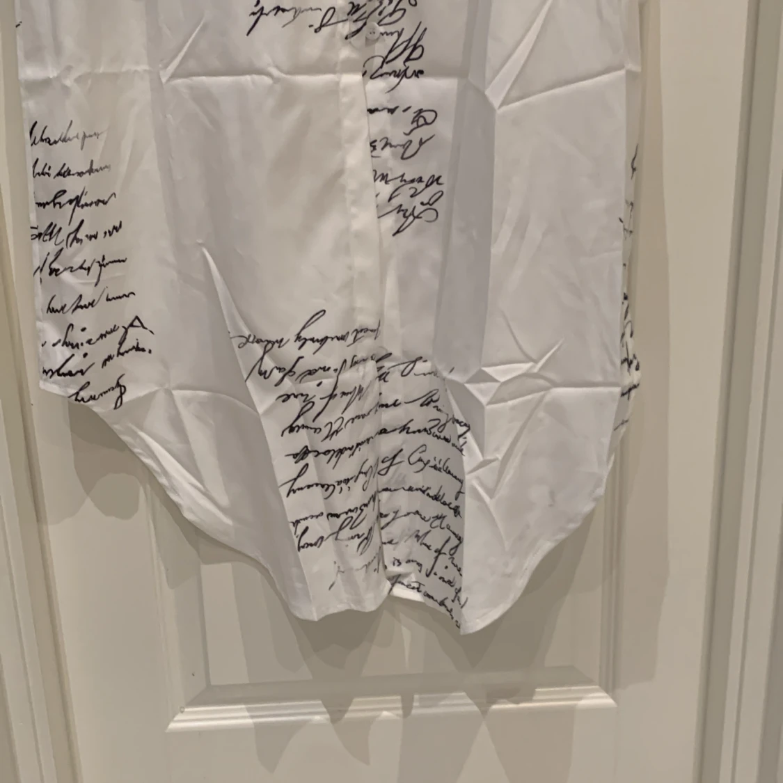 Vit långklänning med textmönster - 92