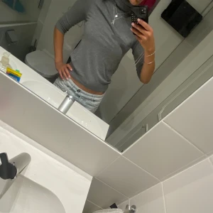 Trekvartsärmad polo tröja - Snygg trekvartsärmad polo tröja i väldigt bra skick💓💓💓 