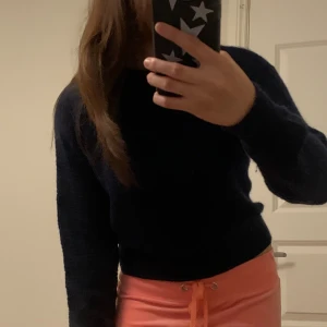 crop top långärmad  - enfärgad mörk marinblå med rund hals och crop top