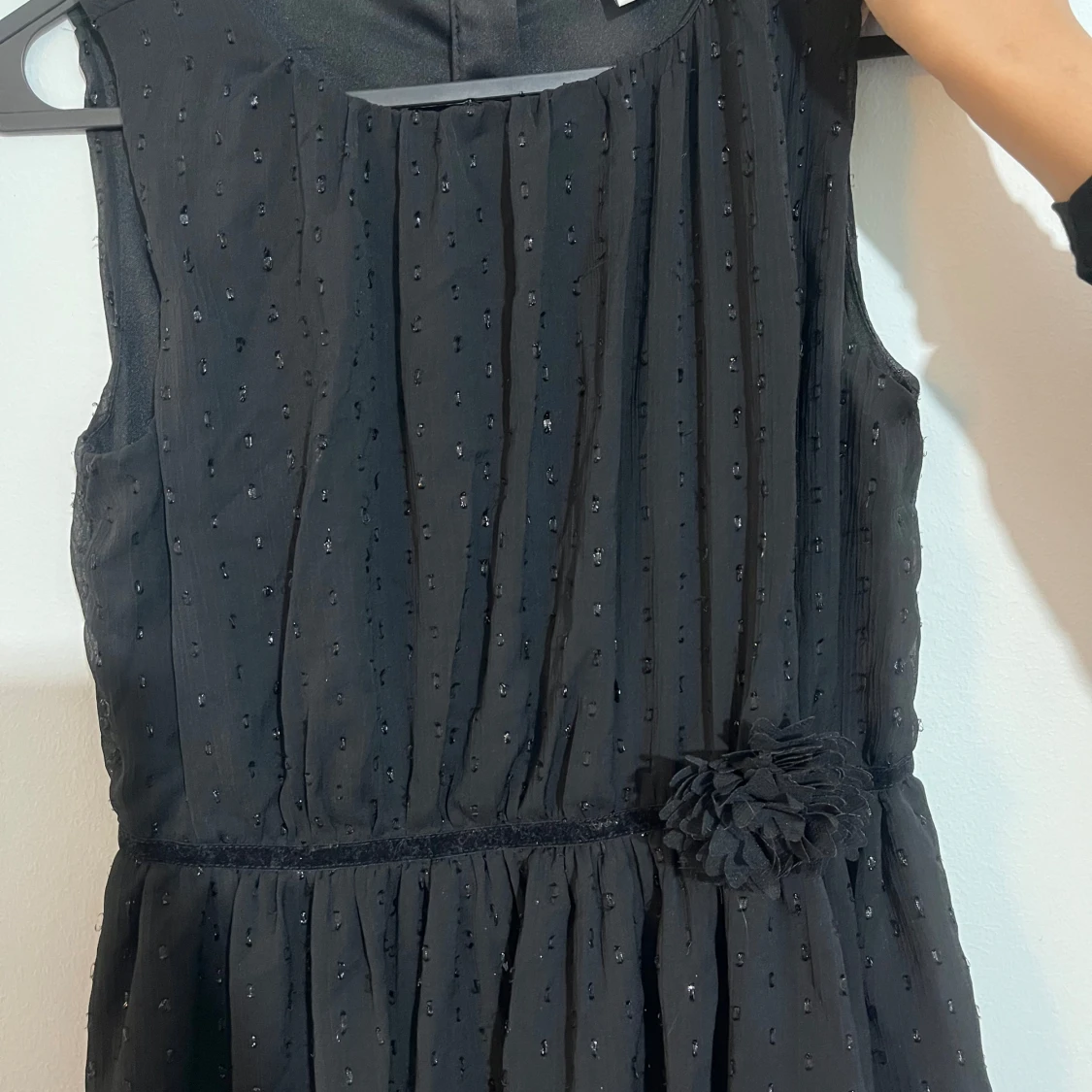 En elegant svart ärmlös klänning - 91