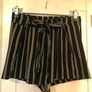 Striped shorts - Randiga shorts i bra skick utan defekter. Storlek S/M. Tveka inte att ställa frågor. Priset är diskuterbart så lägg gärna prisförslag☺️