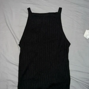 Linne - Ett svart ribbat linne från H&M i storlek S