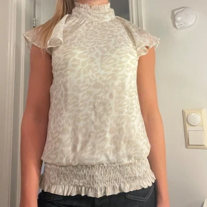 Ljus blus - Leopardmönstrad blus i vit och beige. Storlek s💕