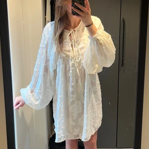 fin sommarklänning - väldigt fin sommarklänning, aldrig använd och har prislappen kvar! 