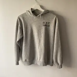 Säljer min gråa hoodie med svart text på, skriv privat för fler bilder🩷