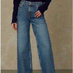 Snygga jeans från KOI - Superfina jeans från kings of indigo, modellen heter Jane - high Rise wide flare Inköpspris 1500 kr St 24x30 Varan är använd men i bra skick, den enda defekten är knapphålet som har blivit fransigt se sista bilden❤️   Kan skickas eller hämtas i Umeå🔆