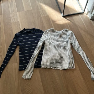 2 randiga tröjor - Basic tröja till hösten/våren. Fint skick. Den blå randiga: Storlek 146/152. Den vit randiga: storlek 158/164. Vid köp av 2 tröjor betalar du 50 kr   *köpare står för frakt 
