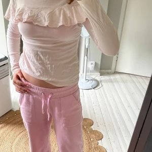 Blus -  Säljer denna blus från Kappahl är i feed skick och använder inte och har nästan aldrig använts.