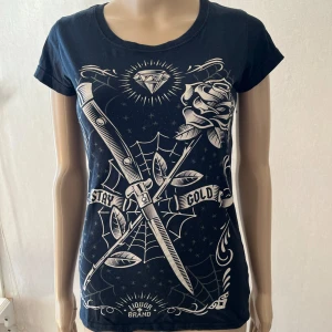 Liquor brand T-shirt tattoo rockabilly punk - Inget att anmärka på