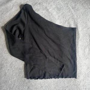 Topp med en ärm - Säljer en topp med en ärm från Gina Tricot 