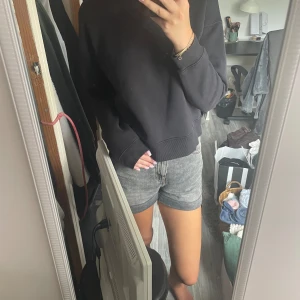 Svart sweatshirt  - En vanlig svart sweatshirt från lindex. Säljer då jag har rensat garderoben och kommer lägga upp en del annonser!