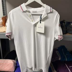 WTS Moncler Polo- White Storlek: Small Skick: BNWT Pris: 1500:-  Vänligen hör av dig vid frågor eller önskemål om mer bilder osv.