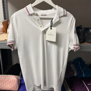 Moncler Polo- White - WTS Moncler Polo- White Storlek: Small Skick: BNWT Pris: 1500:-  Vänligen hör av dig vid frågor eller önskemål om mer bilder osv.
