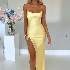 Gul klänning babyboo  - Säljer denna så fina gula klänningen från babyboo i storlek M. Den är justerbar i ryggen. Jag är 160❤️ använd en gång