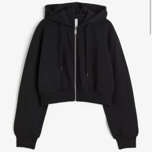 Croppad hoodie ifrån hm💕 - Fin croppad hoodie ifrån hm. Säljer då jag inte använder den längre.