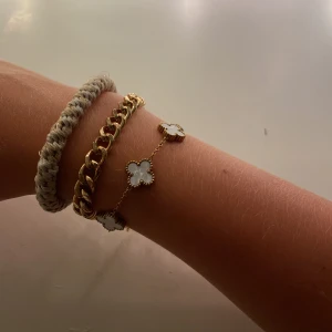 Kedjearmband - Superfint kedjearmband, använd 1 gång men fortfarande i fint skick! Säljer då den inte kommer till användning 🥰