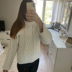 Stickad tröja - Jätte fin vit stickad tröja som är perfekt till vintern, tyvärr små fläckar som ni kan se på bilderna därav priset. Säljer då jag inte är hemma i vinter 