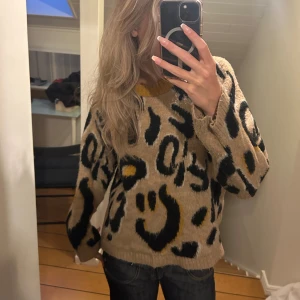 Leopardmönstrad stickadtröja - Leopardmönstrad stockadtröja 