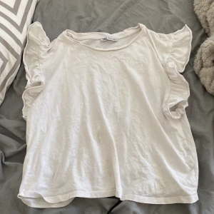 Söt topp - Gullig vit söt topp med små volang ärmar💋