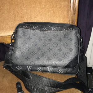 Lv trio messenger bag - Lv väska i väldigt bra skick använt den , om du har något att tradea mig så får du gärna skriva då.
