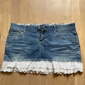 Mini kjol! - Minikjol med volanger! Så snygg på men lite stor för mig. Har en likadan med blå volanger fast lite mindre uppe på min Sida.🔥skriv för frågor 