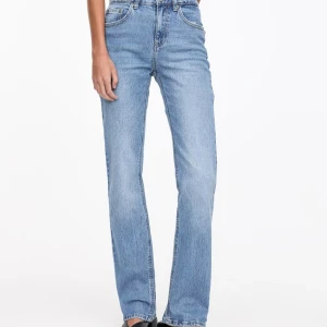 Jeans  - Säljer dessa jättefina jeans från pull&bear de är straight leg. De är i nyskick! Priset kan diskuteras! ❤️