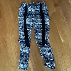 Byxor  - Sköna sommar byxor. Köpta utomlands. Står storlek S/M men är mer som xs/ xxs