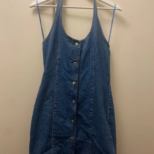 Jeansklänning - Jättefin jeansklänning från bershka, helt oanvänd