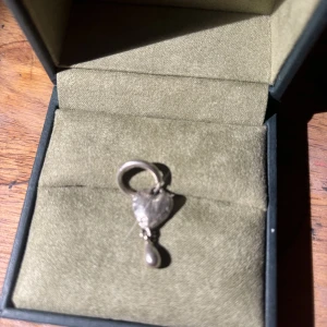 Maria Nilsdotter  - Säljer detta sjukt fina örhänge från Maria som inte säljs längre. Såldes för ca 2000, säljer för 1100