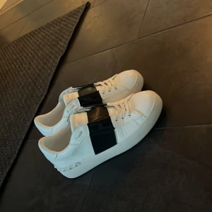 Valentino open - Säljer nu mina valentino open då de känns lite små. De är använda 4-5 gånger d syns lite me en liten gräsfläck. Hör gärna av er om ni har frågor eller är intresserade😍😉