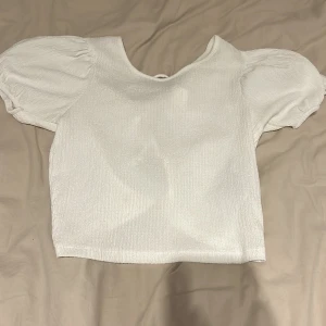 Vit blus - En fin blus från Gina Young. Andvänder 1 gång typ så skicket är som nytt💕