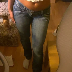 Lågmidjade Jeans - Säljer dessa lågmidjade jeans ifrån Only Jeans i storlek 36! De är raka i modellen 