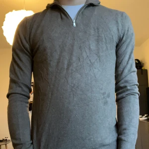 Beige Halfzip - En beige halfzip från lindbergh, bra skick. Hör av er vid frågor eller funderingar.