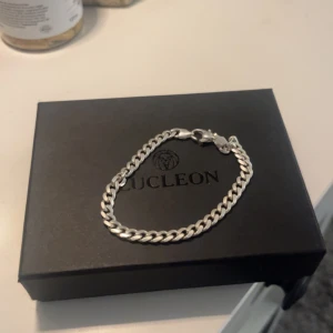 Silverarmband - Schysst armband i Sterlingsilver🪙 Knappt använt, eftersom ja har ett likadant. Glansen är fortfarande kvar🌟