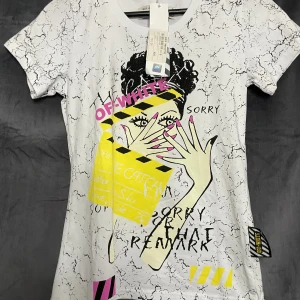 Off white t-shirt - Helt ny off-white t-shirt som är riktigt snygg och helt ny, tillomed är pris lappen kvar. Kontakta gärna vid frågor.  Nypris: 350€