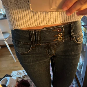 Mörkblå jeansbyxor - Mörkblå jeans från only med låg midja och tre knappar i gylfen. Byxorna är bootcut och i nyskick. 💗💗säljer då de är lite förkorta på mig, är 165cm💞