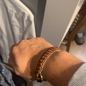 Armband handgjort - Snyggt flätat armband👌 Passar vem som helst - man drar åt passformen själv